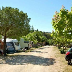 kamperen tussen bos en olijfbomen