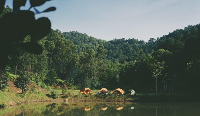 Heb ik een noodpakket nodig op de camping?
