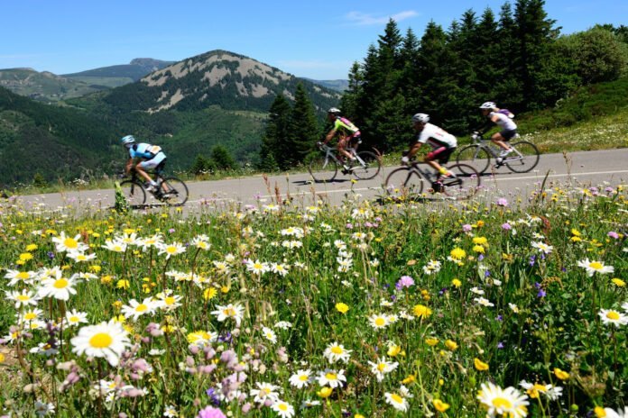 Gravelbiken en racefietsen over cols en door de ruige natuur