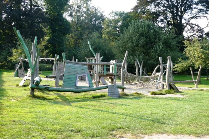 Waarom natuurlijke speelplekken heel goed passen bij moderne campings